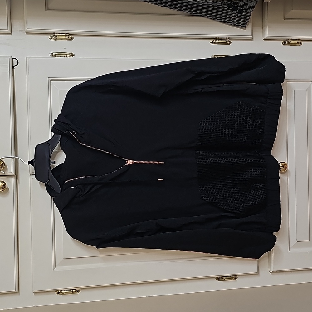 Black size M windbreaker
